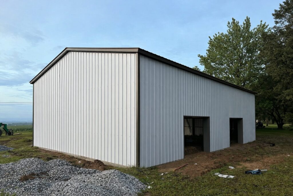 Clear span steel building in Kennedale, TX, showcasing a modern design with multiple entry points.
