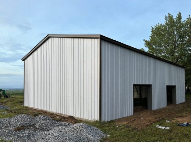 Clear span steel building in Kennedale, TX, showcasing a modern design with multiple entry points.