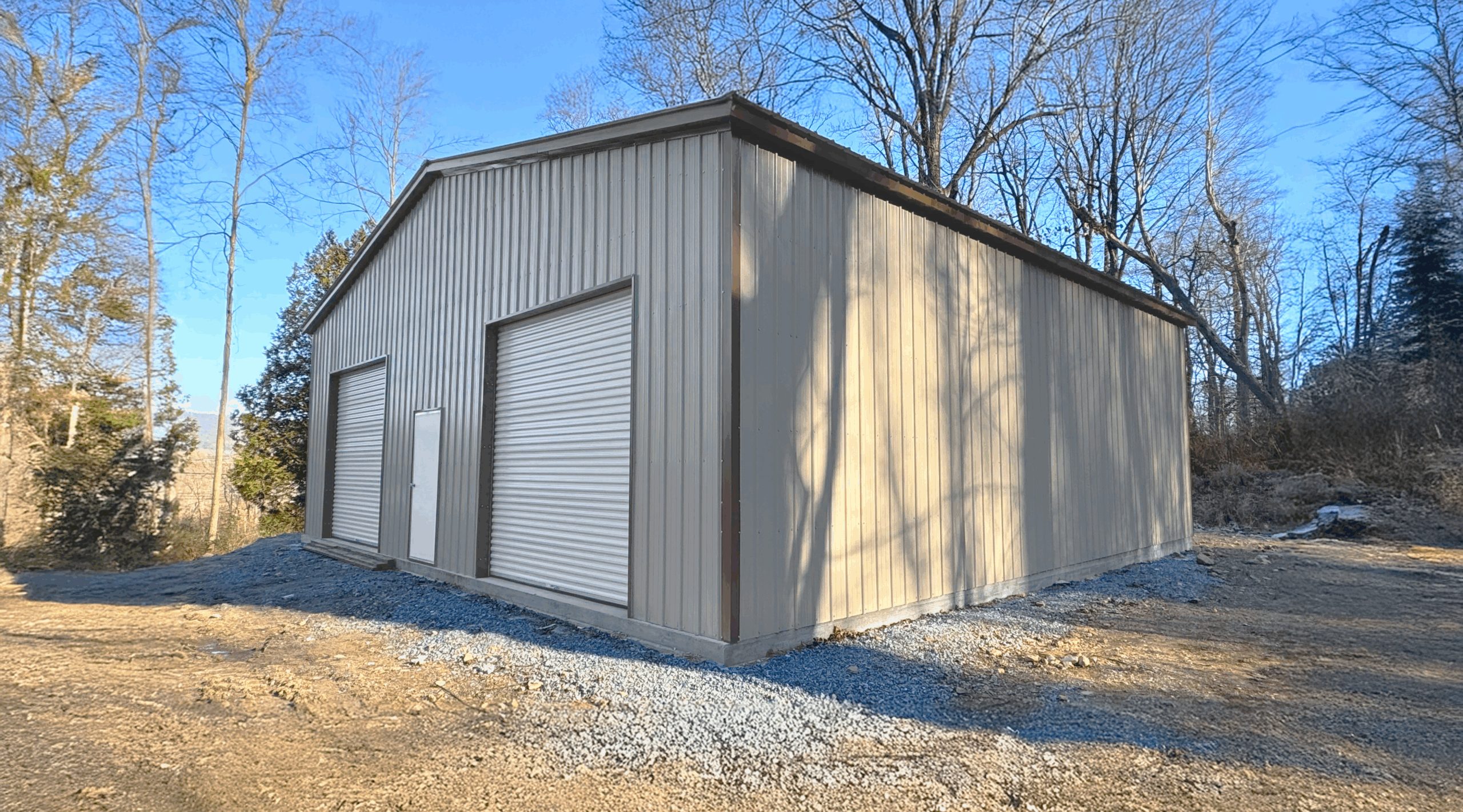 Clear span metal building in Addison, TX, featuring large roll-up doors and a neutral color scheme.